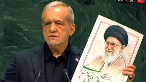 پزشکیان در سخنرانی اول مهر ۱۴۰۵ سازمان ملل، تصویر آیت‌الله خامنه‌ای را نشان می‌دهد؛ منبع: تسنیم
