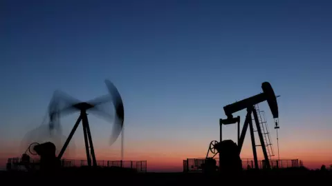 کاهش قیمت نفت در پی کاهش تنش‌های احتمالی میان ایران و آمریکا؛ نوسانات بازار همچنان ادامه دارد